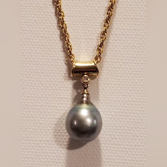 Blue Rainbow Tahitian Teardrop Pearl Pendant set in 18K YG w/ Bezel set Diamond - Picture 6 of 8